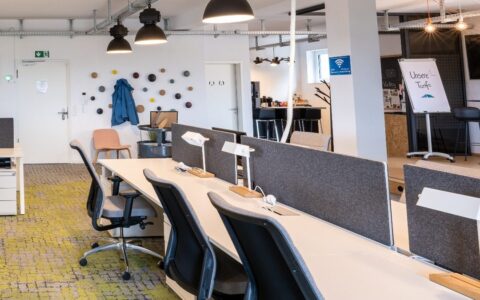Coworking Kinzig Valley Gelnhausen, Industrieleuchten und Kabeltrasse über den Arbeitsplätzen