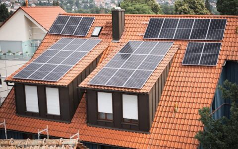 Photovoltaikanlage 10,5 kWp auf Mehrfamilienhaus mit Gauben in Linsengericht